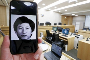 [포토] 이춘재, 재심 증인 출석… 34년 만에 모습 드러내