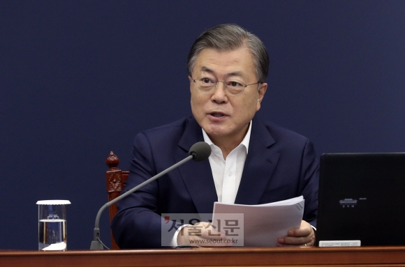 청와대 수석보좌관회의가 2일 여민관 영상회의실에서 열렸다. 문재인 대통령이 모두발언을 하고 있다. 2020. 11. 2 도준석 기자pado@seoul.co.kr