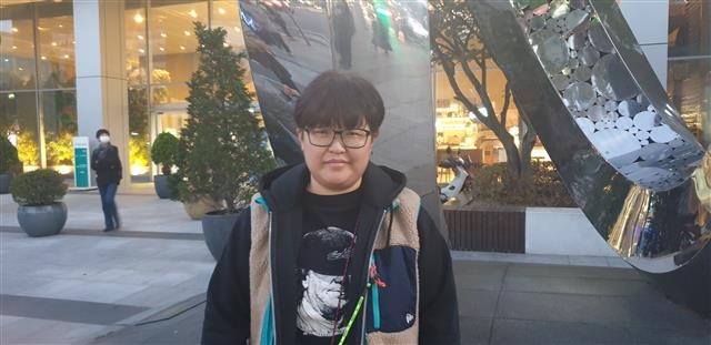 지난달 28일 서울 서초구 SPC그룹 본사 건물 앞에 임종린 민주노총 화섬식품노조 파리바게뜨 지회장이 서 있다. 김주연 기자 justina@seoul.co.kr