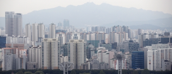 지난달 16일 서울 양천구 목동 일대의 아파트 단지가 뿌연 안개에 둘러싸여 있는 모습. 연합뉴스