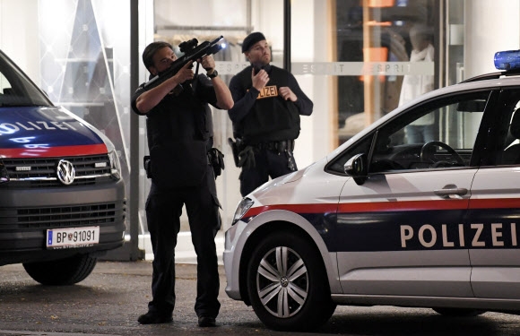 2일(현지시간) 오스트리아 수도 빈 도심에서 총격 테러가 발생한 직후 거리에서 무장 경찰이 경계를 서고 있다.  AFP 연합뉴스