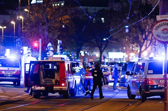2일(현지시간) 오스트리아 수도 빈 도심에서 총격 테러가 발생한 직후 무장 경찰이 슈베덴플라츠 광장 인근 도로를 봉쇄하고 있다.  EPA 연합뉴스