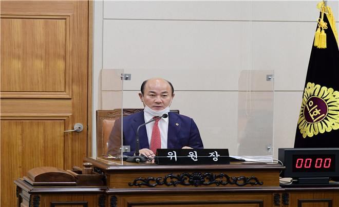 서울특별시의회 교육위원회 황인구 의원(강동4, 더불어민주당)이 지난 9월 15일 개최된 ‘제297회 임시회 서울특별시의회 남북교류협력지원 특별위원회 회의’에서 질의하고 있다.