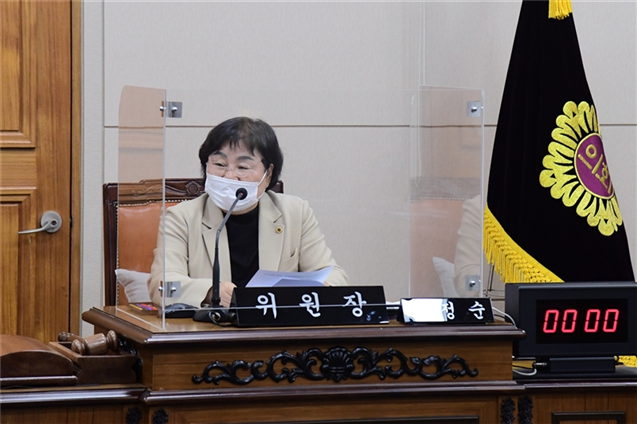 여성특별위원회 제1차 회의를 주재 중인 최정순 위원장