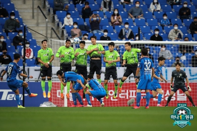 지난달 25일 프로축구 K리그1 26라운드에서 울산 현대의 윤빛가람이 전북 현대의 수비벽 너머로 프리킥을 날리고 있다. 한국프로축구연맹 제공
