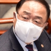文이 붙잡은 홍남기 “진심 담은 사의표명에 정치쇼? 유감…직무에 최선”