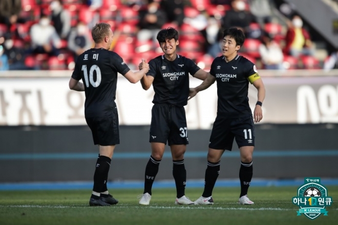 지난달 31일 K리그1 파이널B 최종전 부산과의 경기에서 프로 데뷔골을 터뜨린 성남 홍시후가 감격스러워 하고 있다. 한국프로축구연맹 제공
