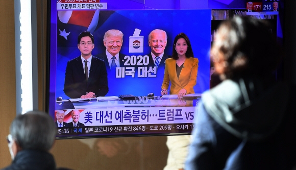 14일 서울역에서 시민들이 11.3 미국 대선 개표 상황 뉴스를 TV로 시청하고 있다. 2020.11.4 오장환 기자 5zzang@seoul.co.kr