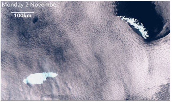 우주에서 포착된 거대 빙산 ‘A68a’(왼쪽 아래)의 모습. 크기가 거의 비슷한 영국령 사우스 조지아섬(오른쪽)을 향해 접근하고 있으며 마치 검지를 들어 방향을 가리키는 손과 비슷하다. 코페르니쿠스 데이터·센티널 헙 제공 영국 BBC 홈페이지 캡처 