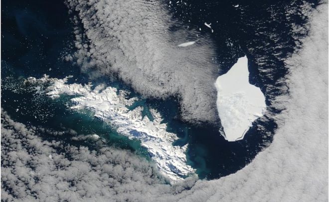 2004년 거대 빙산 ‘A38’(오른쪽)이 사우스 조지아섬 근처 얕은 바다에 갇혔을 때의 모습. 당시에도 많은 펭귄과 물개들이 먹잇감을 구하지 못해 죽임을 당했다. NASA 제공 영국 BBC 홈페이지 캡처 