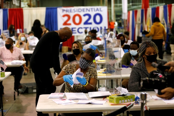 미국 대선일인 3일(현지시간) 투표가 마감된 플로리다주의 팜비치 카운티 선거사무소에서 개표 작업이 진행되고 있다. 로이터 연합뉴스