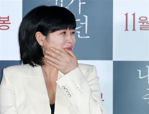 배우 김혜수가 4일 오후 서울 용산구 CGV 용산아이파크몰에서 열린 영화 ‘내가 죽던 날’ 언론시사회에 참석해 미소를 짓고 있다. <br>‘내가 죽던 날’은 유서 한 장만 남긴 채 절벽 끝으로 사라진 소녀와 삶의 벼랑 끝에서 사건을 추적하는 형사 그리고 그들에게 손을 내민 무언의 목격자까지 살아남기 위한 그들 각자의 선택을 그린 작품이다. 2020.11.4<br>뉴스1