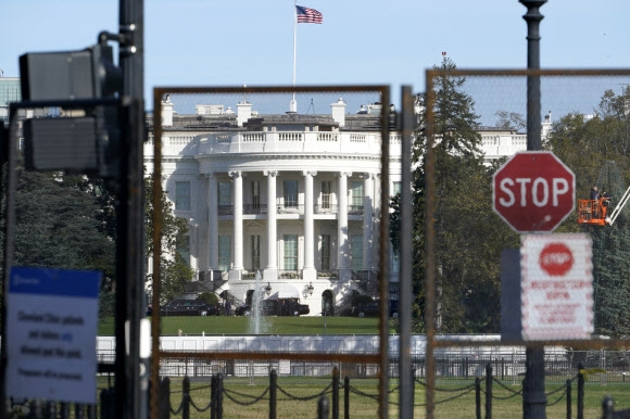 “트럼프 퇴진” 시위에… 보안장벽 설치한 백악관