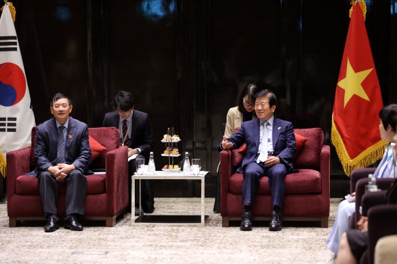 박병석(오른쪽) 국회의장이 3일 베트남 하노이의 한 호텔에서 베·한 의원친선협회 소속 국회의원들과 대화를 나누고 있다. 왼쪽은 쩐반뚜이 베·한 의원친선협회장. 하노이 연합뉴스