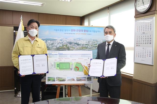 이창우(왼쪽) 동작구청장과 홍진근 수협중앙회 대표이사가 지난 3일 업무협약을 체결한 뒤 기념 촬영을 하고 있다. 동작구 제공