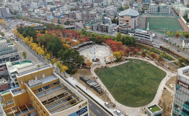 고인이 된 삼정펄프 회장이 기증한 경기 안양 만안 공장 부지인 현 삼덕공원 지하에 시민 편의를 위한 지하주차징이 마침내 조성됐다. 사진은 삼덕공원 전경. 안양시 제공