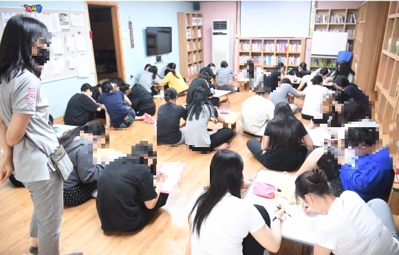 ‘나사로 청소년의 집’에서 10대 청소년들이 모여 수업을 듣고 있는 모습. 김명국 선임기자 daunso@seoul.co.kr