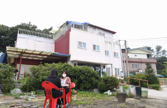나사로 청소년의 집 앞마당에서 본지 기자와 10대 청소년이 인터뷰를 하고 있다. 배경에 있는 건물에는 식당과 아이들이 특별활동을 할 수 있도록 만들어진 여러 공간들이 마련되어 있다. 김명국 선임기자 daunso@seoul.co.kr