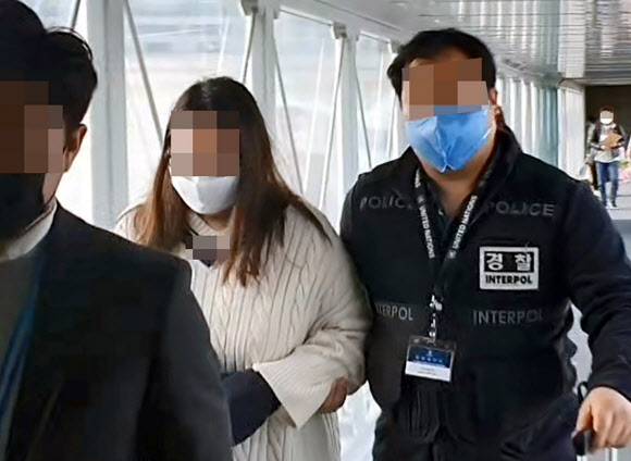 온라인에서 중고 명품을 거래한다며 억대의 사기 행각을 벌인 일본 거주 20대 여성을 인터폴 공조로 검거해 강제 송환했다고 경찰청이 5일 밝혔다.<br>사진은 사기 피의자(왼쪽 두 번째)가 인천국제공항을 통해 압송되는 모습. 2020.11.5 <br>경찰청 제공