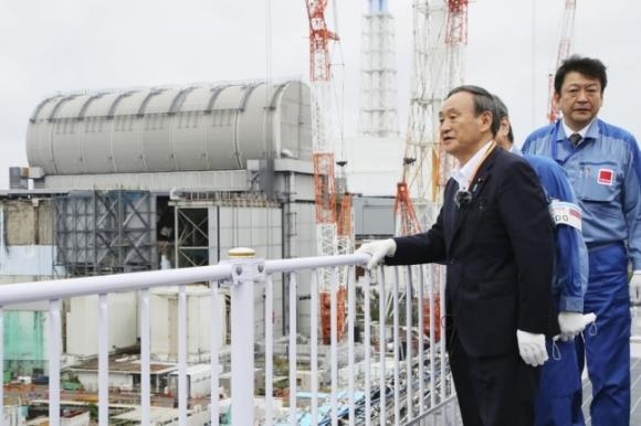 스가 요시히데 일본 총리가 지난 9월 2011년 3월 동일본대지진 당시 폭발사고가 났던 후쿠시마 제1원전을 방문해 폐로 작업이 진행 중인 현장을 둘러보고 있다.  연합뉴스