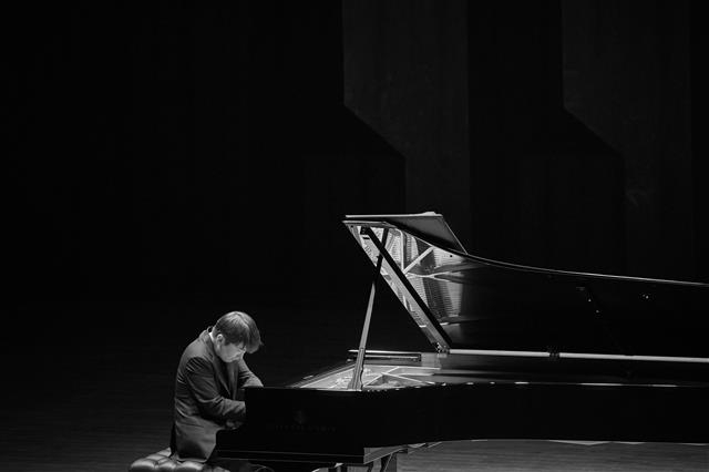 피아니스트 조성진이 4일 오후 서울 예술의전당 콘서트홀에서 리사이틀을 갖고 연주하고 있다. 크레디아 제공