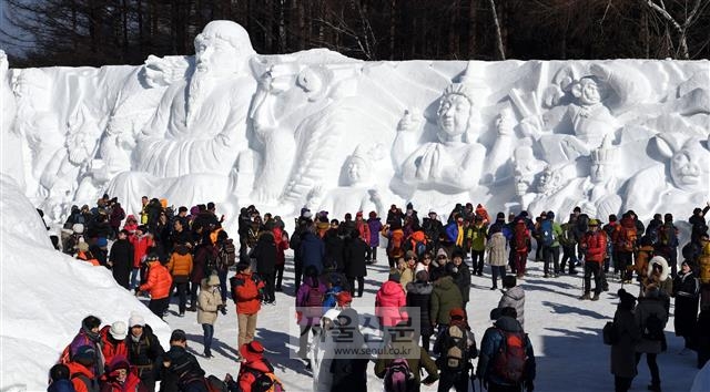축제 때마다 수십만명에서 100만명 이상이 찾는 겨울축제 개최를 놓고 코로나19와 아프리카돼지열병 등의 확산에 대한 우려로 강원지역 해당 지자체들마다 고심이 깊다. 사진은 지난해 태백산 눈축제 주행사장. 