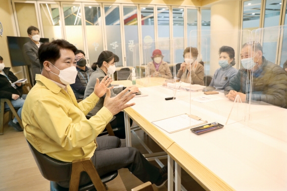 박준희(왼쪽) 관악구청장이 주민들의 목소리를 직접 듣는 자리인 ‘관악청’을 다시 열고 주민들과 이야기를 하고 있다. 관악구 제공