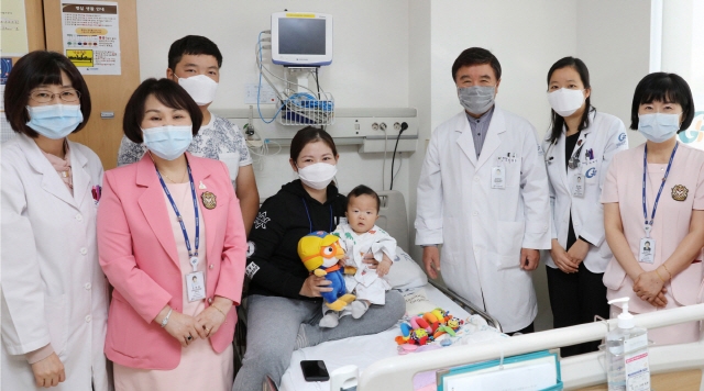 길병원에서 심장병 수술을 받은 몽골 어린이와 의료진들/길병원