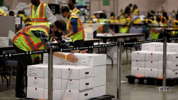 미 대선일인 지난 3일(현지시간) 선관위 직원들이 필라델피아에 있는 펜실베이니아 컨벤션 센터에서 우편투표를 분류하는 모습. 로이터 필라델피아 연합뉴스