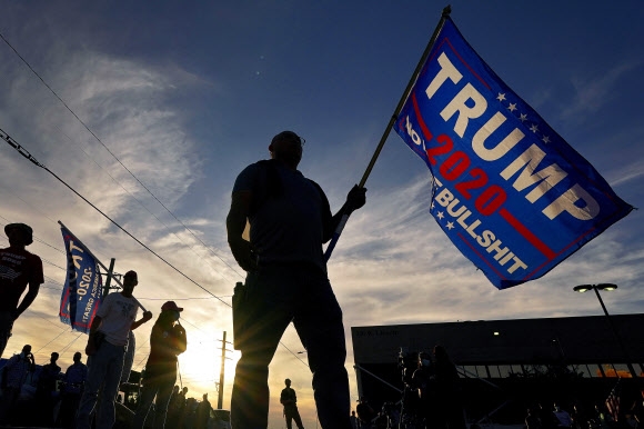 5일(현지시간) 도널드 트럼프 대통령 지지자가 애리조나주 피닉스에서 트럼프 지지 깃발을 들고 있다. AP