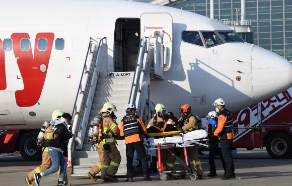 2020 국가 대테러종합훈련이 열린 6일 인천국제공항 1여객터미널 계류장에서 구조대원들이 항공기 피랍 상황을 가정한 상황에서 부상당한 인질들을 이송하고 있다. 2020.11.6 공항사진기자단
