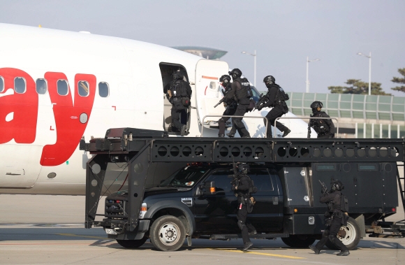 6일 인천국제공항 제1여객터미널 계류장에서 열린 ‘2020 국가 대테러 종합훈련’에서 경찰특공대가 테러범 제압을 위해 기내에 진입하고 있다. 2020.11.06 공항사진기자단