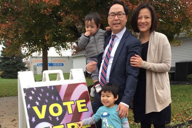 2020년 11월 치러진 미국 의회 선거에서 뉴저지주 제3선거구에 출마해 재선에 성공한 앤디 김이 부인과 자녀들과 함께 투표를 독려하고 있다.