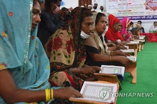 방글라데시 다카의 이슬람 종교학교에서 꾸란을 배우는 트랜스젠더. AFP 연합뉴스