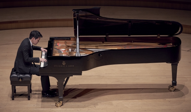 피아니스트 임동혁이 지난 6일 서울 송파구 롯데콘서트홀에서 리사이틀을 갖고 베토벤 피아노 소나타를 연주하고 있다. 이번 전국  투어 제목인 ‘베토벤에게’에 맞게 그는 온 힘을 다해 베토벤과 만났다.  크레디아 제공