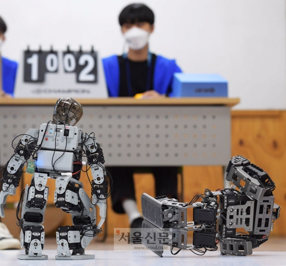 8일  서울 도봉구 시립창동청소년센터에서 열린 ‘청소년 로봇대전 K로봇대회 위드(With) 로빛’에서 휴머노이드 부분에 참가한 청소년들의 로봇이 경기를 펼치고 있다. 서울시와 광운대학교가 주최하는 K로봇대회 With 로빛은 전국 청소년들이 로봇에 대한 기초학습 능력을 키우고 창의력과 과학적 사고력 배양을 위해 마련됐다. 2020.11.8. 김명국 선임기자 daunso@seoul.co.kr