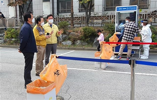 동대문, 초등학교에 진료소 설치… 유덕열 구청장 진두지휘
