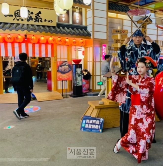 최근 중국 장쑤성 옌청 도심의 일본식당가. 종업원들이 일본 전통 복장인 기모노를 입고 음식점 홍보를 하고 있다. 2012년 영토분쟁으로 극에 달한 중국 내 반일감정은 이제 많이 누그러든 상태다.