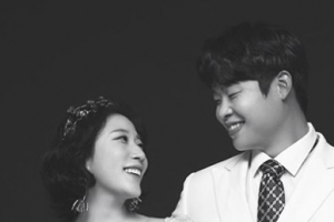 김영희 “결혼은 사업 아닌 사랑”…10살 연하 윤승열과 웨딩화보 공개