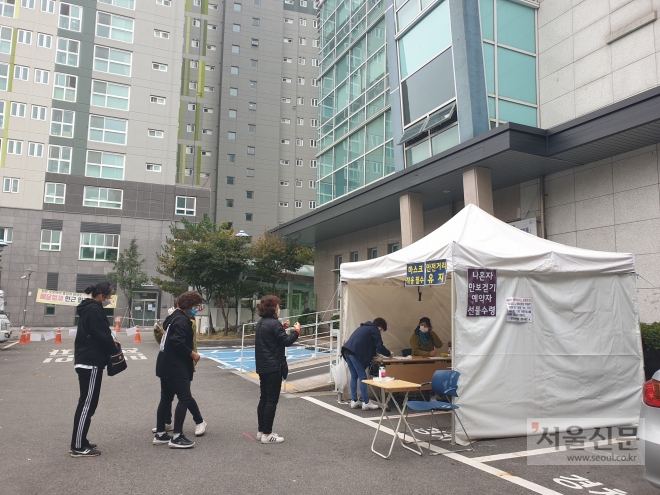 ‘나혼자 만보걷기’ 캠페인에서 목표를 달성한 시민들이 예약 후 선물을 수령하고 있다. 부천시 제공 