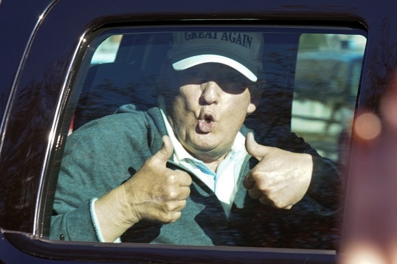 도널드 트럼프 미국 대통령이 8일(현지시간) 골프를 마친 뒤 골프장을 떠나면서 엄지손가락을 들어보이고 있다. 연합뉴스
