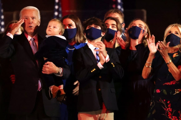 조 바이든 미국 대통령 당선자와 그의 가족들이 7일 2020년 대선 승리를 축하하고 있다. 연합뉴스