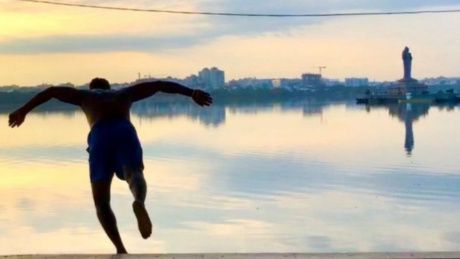 인도 남부 하이데라바드에 사는 쉬바는 20년 동안 시내 한복판에 있는 후사인 사가르 호수에 뛰어들어 생을 접으려는 114명의 목숨을 구했다고 주장하고 있다. 영국 BBC 홈페이지 캡처