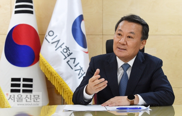 황서종 인사혁신처장이 9일 서울신문 단독 인터뷰에서 기관 설립 6년을 맞는 소회와 인사제도 개혁 방향 등을 설명하고 있다. 오장환 기자 5zzang@seoul.co.kr