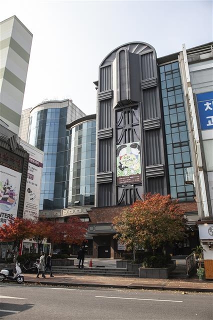 단성사, 피카디리와 함께 종로의 영화 트로이카를 형성했던 서울극장. 서울미래유산으로 지정됐다.