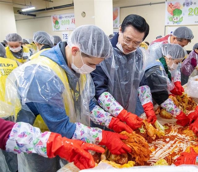 지난해 11월 남영동주민센터에서 열린 사랑의 김장나눔 행사에서 성장현 서울 용산구청장이 김치를 버무리고 있다. 용산구 제공
