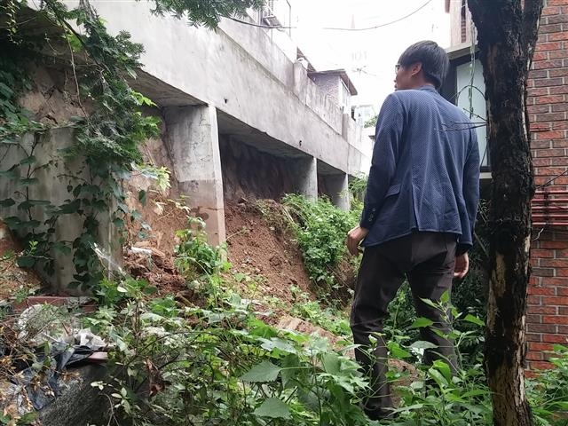 서울 강서구 관계자가 겨울철을 앞두고 공동주택 인근 옹벽의 안전을 점검하고 있다. 강서구 제공