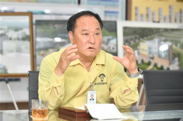 정동균 양평군수가 9일 서울신문과의 인터뷰에서 종자주권을 지기키 위한 ‘양평 토종 자원 클러스터 조성 사업’과 서울~양평 간 고속도로 건설 등 군 현안사업에 대해 설명하고 있다. 양형군 제공