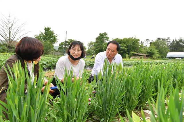 정 군수(오른쪽)가 토종 씨앗 시험재배 현장을 찾아 관계자들과 대화를 나누고 있다. 양평군 제공