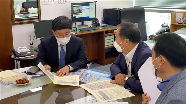 지난달 20일 정(가운데) 군수가 안도걸(왼쪽) 기획재정부 예산실장을 만나 서울~양평 간 고속도로의 조속한 추진을 위한 업무 협조를 요청하고 있다. 양평군 제공